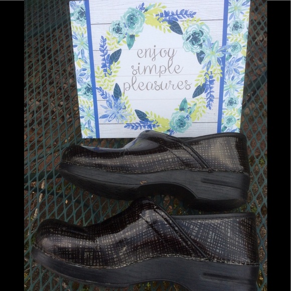 Dansko grid pattern clogs Size 11 - Picture 4 of 7